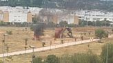 Susto en el Parque del Flamenco de Córdoba al salir ardiendo una máquina excavadora