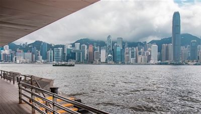 《港股》恒指半日升108點 手機及晶片股領漲 黃金股造好