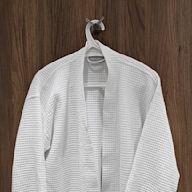 A textured robe made with waffle-knit fabric. Lightweight and breathable, perfect for warmer seasons. Provides a casual and relaxed look.