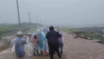 豪雨襲台東「蘭嶼野溪暴漲」 遊客牽機車冒險通過…差點被沖走