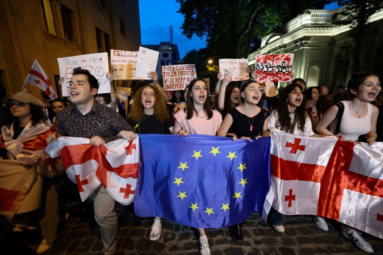 Georgia pro-EU protesters erect barricades outside parliament after crackdown