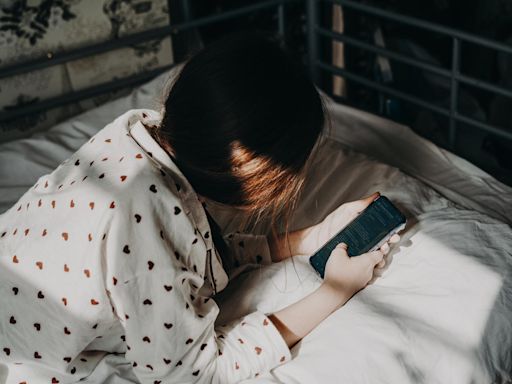 Major psychology group says infinite scrolling, other social media features are ‘particularly risky’ to youth mental health