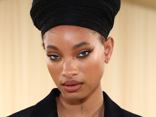 Willow Smith’s natural skin texture is a lesson in glass skin