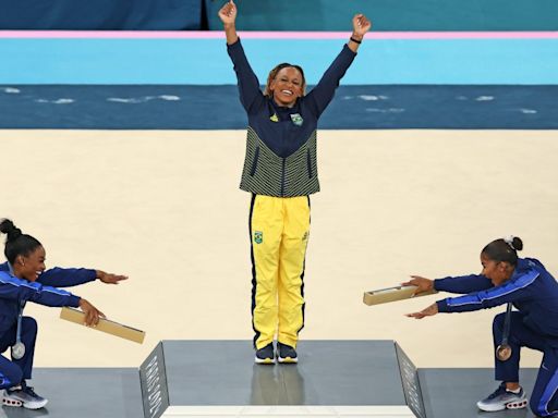 ¡Qué foto! Simone Biles y Jordan Chiles celebran la medalla de oro de la brasileña Rebeca Andrade