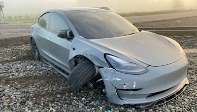 Tesla en 'conducción autónoma' casi choca con tren