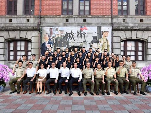 吳釗燮秋節慰問憲兵211營 感謝執勤辛勞 - 軍事