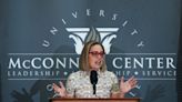 Kyrsten Sinema fraternizes with Mitch McConnell. That doesn't make her a traitor