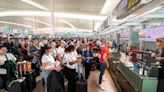 Viajeros afectados por el caos informático en el aeropuerto de El Prat: 'Hemos perdido nuestra luna de miel'