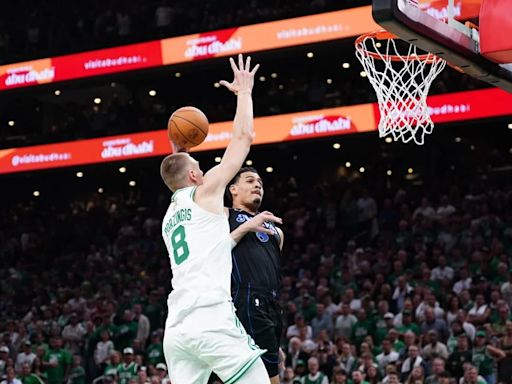 Finales de la NBA: la descomunal tapa de Porzingis en la apabullante victoria de Boston Celtics ante los Dallas Mavericks