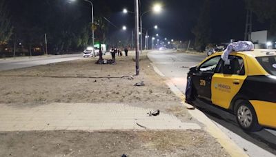 Un motociclista voló 50 metros luego de chocar con un taxi en el Acceso Norte en Las Heras