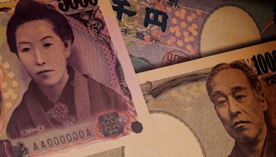 Japan yen: Authorities hint at intervention option