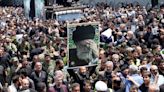 Una gigantesca multitud asiste al funeral del presidente de Irán