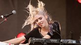 Grimes pierde el control durante su actuación en Coachella, a causa de problemas técnicos - La Opinión