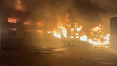 台南佳里塑膠工廠暗夜大火 破百消防員救援3000平方公尺廠房