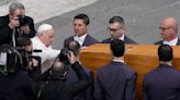 Papa Francisco conduz funeral de Bento XVI e apoiadores pedem santificação