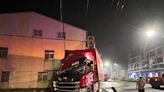 台南大貨車撞民宅又撞斷電桿 害對向女騎士摔車受傷
