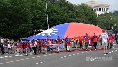 華府陣亡將士紀念日遊行 駐美官員巨幅國旗齊參與