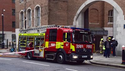 Dos hombres detenidos tras la muerte de dos mujeres en un incendio en Inglaterra