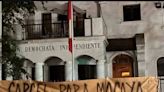 Realizan manifestación en frontis de la sede de la UDI tras revocación de prisión preventiva de Eduardo Macaya - La Tercera