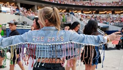 Maestras de la costura ‘swiftie’: así se preparan las fans de Taylor Swift para su concierto en Madrid