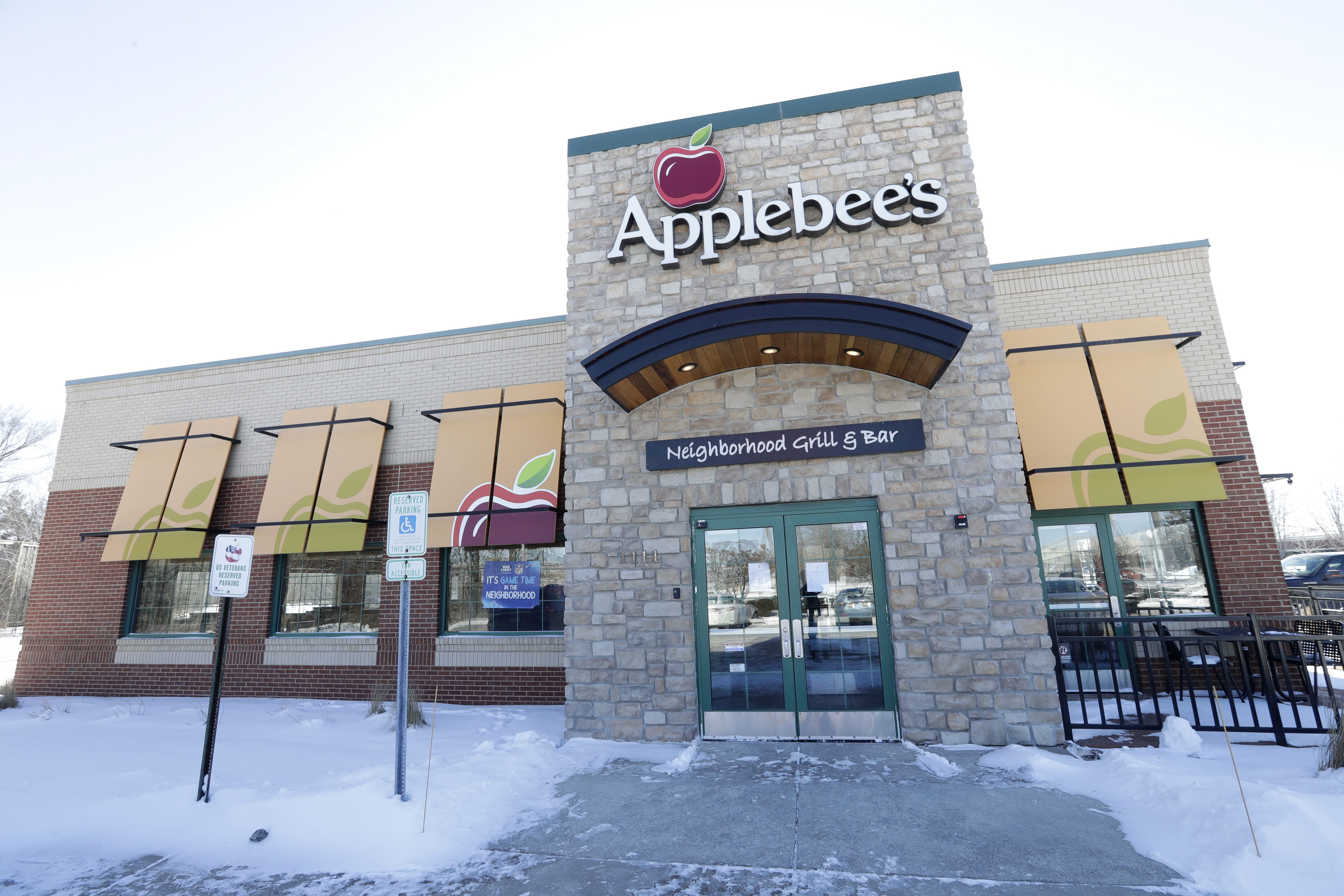 Attention teachers and nurses! Applebee's is offering you free food right now as a thanks.