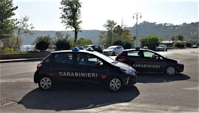 Madre e figlio minacciati da tre rapinatori con cacciavite e pistola: arrestato 54enne