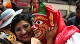 Con bailes, fuego y espuma inician las actividades del Carnaval de La Paz en Bolivia