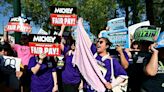 Trabajadores de Disneylandia amenazan con una huelga por sus salarios