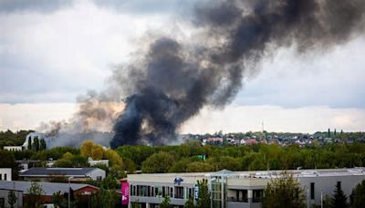 Explosionen in Braunschweig: Chemiefabrik steht in Flammen – Lage ist „lebensgefährlich“