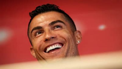 Cristiano Ronaldo tiene curiosa actitud al recibir el premio al mejor jugador de marzo en la liga árabe y ni miró el trofeo