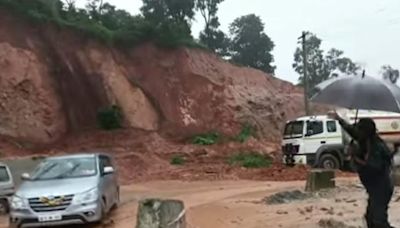 Car buried in mud on Bengaluru-Mangaluru highway