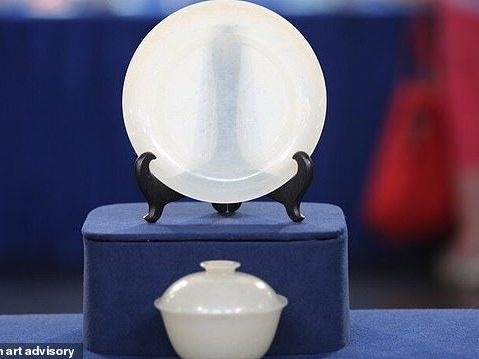 Antiques Roadshow guest stunned at value of late husband's rice bowl
