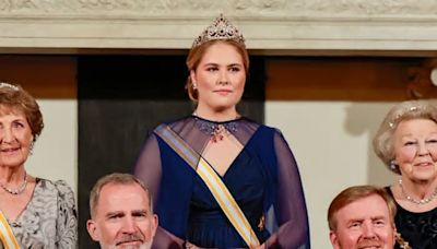 La majestuosidad de la princesa Amalia en su debut en una cena de Estado junto a los reyes Felipe y Letizia