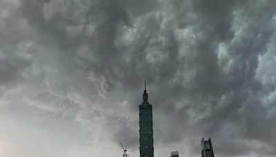 101大樓「布滿超級厚黑雲！」 網崩潰回報：信義區狂風暴雨