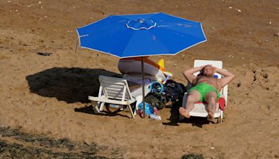 Heatwaves ‘likely to hit UK’ after drizzly spring – but it will not last