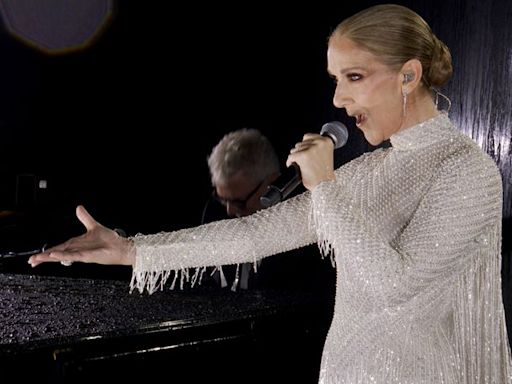 Mil horas de trabajo, 500 metros de flecos... los detalles del vestido de Céline Dion en París