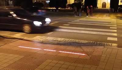 La capital española que estrena señales para los peatones que caminan mirando el móvil