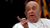 El papa Francisco salió a defender el documento que autorizó las bendiciones a parejas homosexuales y aclaró su alcance