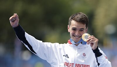 Alex Yee sigue la pista de oro de Brownlee, Alberto González octavo con diploma