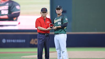 台鋼雄鷹》王躍霖獲冠軍戒 哽咽感謝味全龍讓他重拾對棒球的熱情