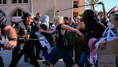 Policía disuelve manifestación pro palestino en graduación de Pomona College, en Shrine Auditorium - La Opinión