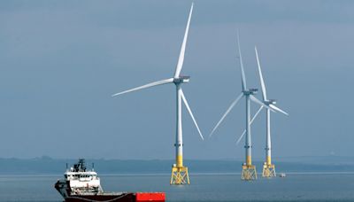 BP freezes offshore wind projects to increase focus on fossil fuels