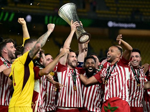 Con la asistencia de Santiago Hezze, Olympiacos derrotó a Fiorentina y se coronó campeón la Conference League en el alargue