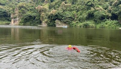 新店碧潭中驚見神秘男子載浮載沉 打撈上岸時屍體浮腫已死亡多日