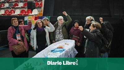 Pañuelos blancos y una ronda nocturna en la Plaza de Mayo para despedir a Nora Cortiñas