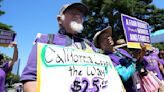 Demócratas de California acuerdan retrasar incremento al salario mínimo de trabajadores de salud
