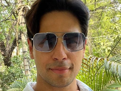 Sidharth Malhotra Exercises Voting Rights In Delhi During Lok Sabha Election, Flaunts Inked Finger In Viral Pic - News18