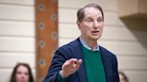 Sen. Wyden stops in Eugene to make case for child tax credit bill