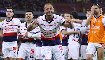 Chicharito Hernández se engancha y responde a narrador de Televisa tras el Clásico Tapatío