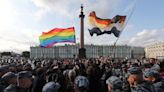Un periodista ruso antibélico es multado por la ley de "propaganda gay"